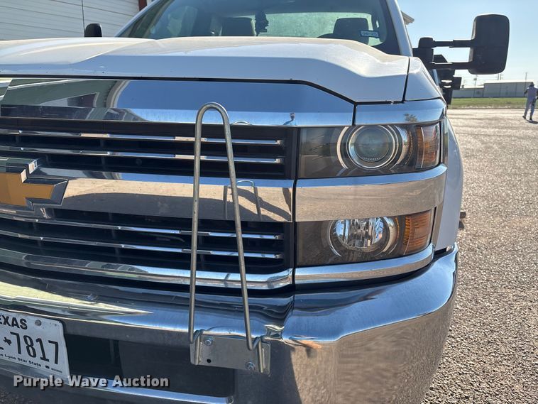 image for item EM0516 2018 Chevrolet Silverado 3500HD pickup truck cab and chassis