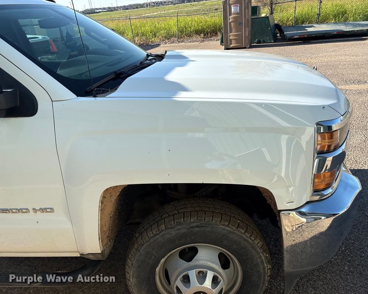 image for item EM0516 2018 Chevrolet Silverado 3500HD pickup truck cab and chassis