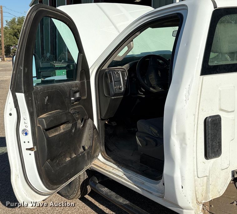 image for item EM0516 2018 Chevrolet Silverado 3500HD pickup truck cab and chassis