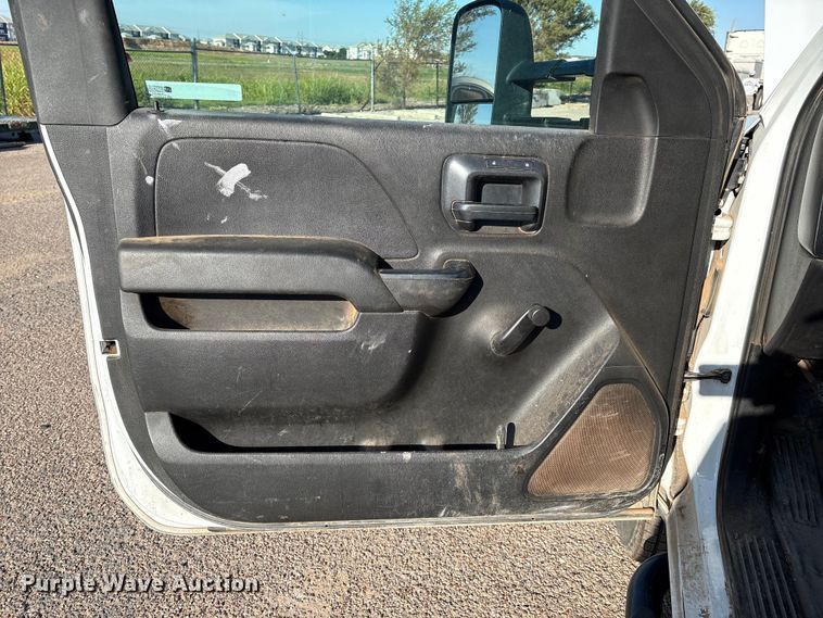 image for item EM0516 2018 Chevrolet Silverado 3500HD pickup truck cab and chassis
