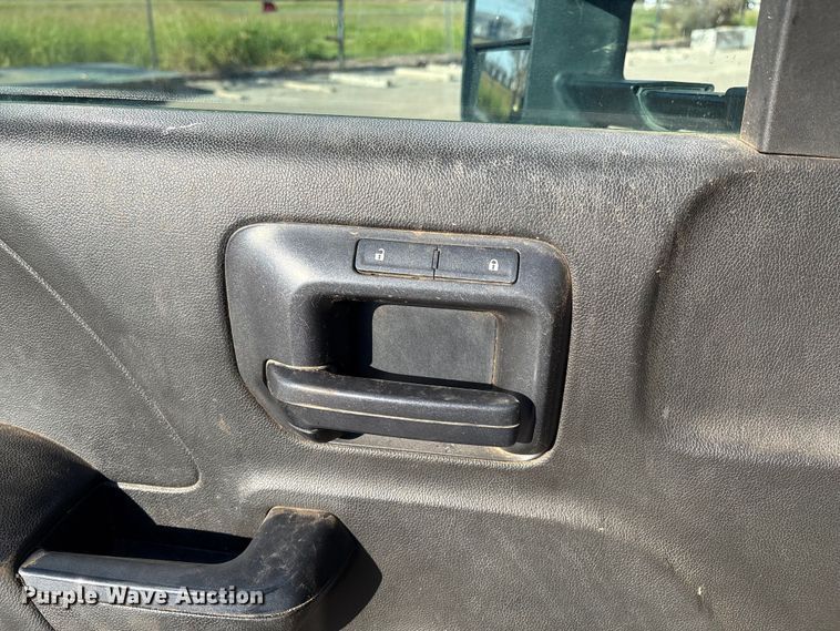 image for item EM0516 2018 Chevrolet Silverado 3500HD pickup truck cab and chassis