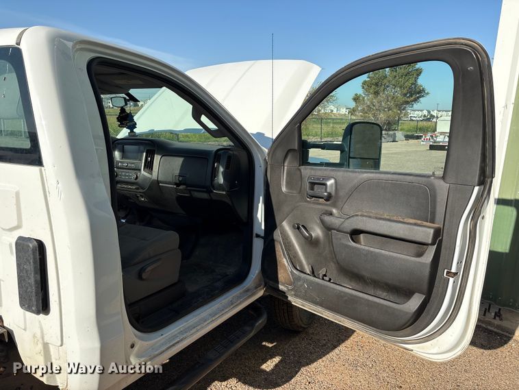 image for item EM0516 2018 Chevrolet Silverado 3500HD pickup truck cab and chassis