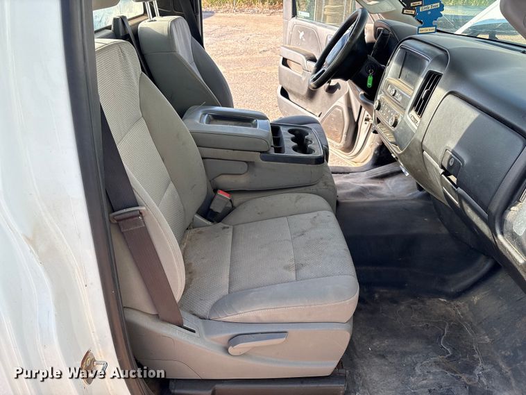 image for item EM0516 2018 Chevrolet Silverado 3500HD pickup truck cab and chassis