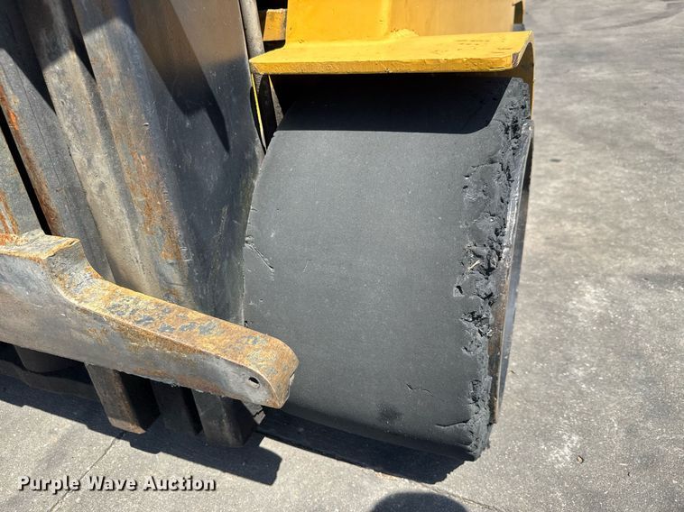 image for item EM8020 Hyster S120E forklift