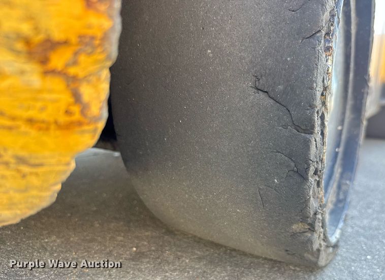 image for item EM8020 Hyster S120E forklift