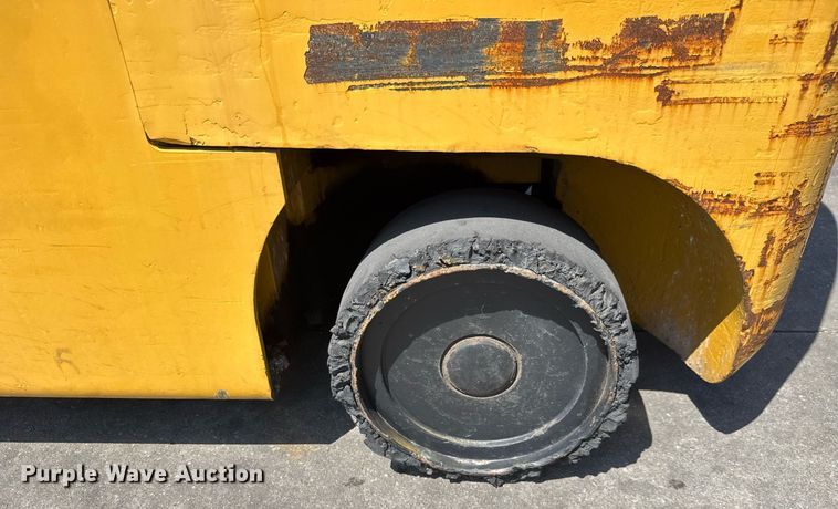 image for item EM8020 Hyster S120E forklift