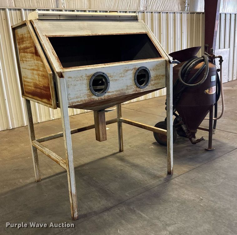 image for item EM8021 Sand blast pot 