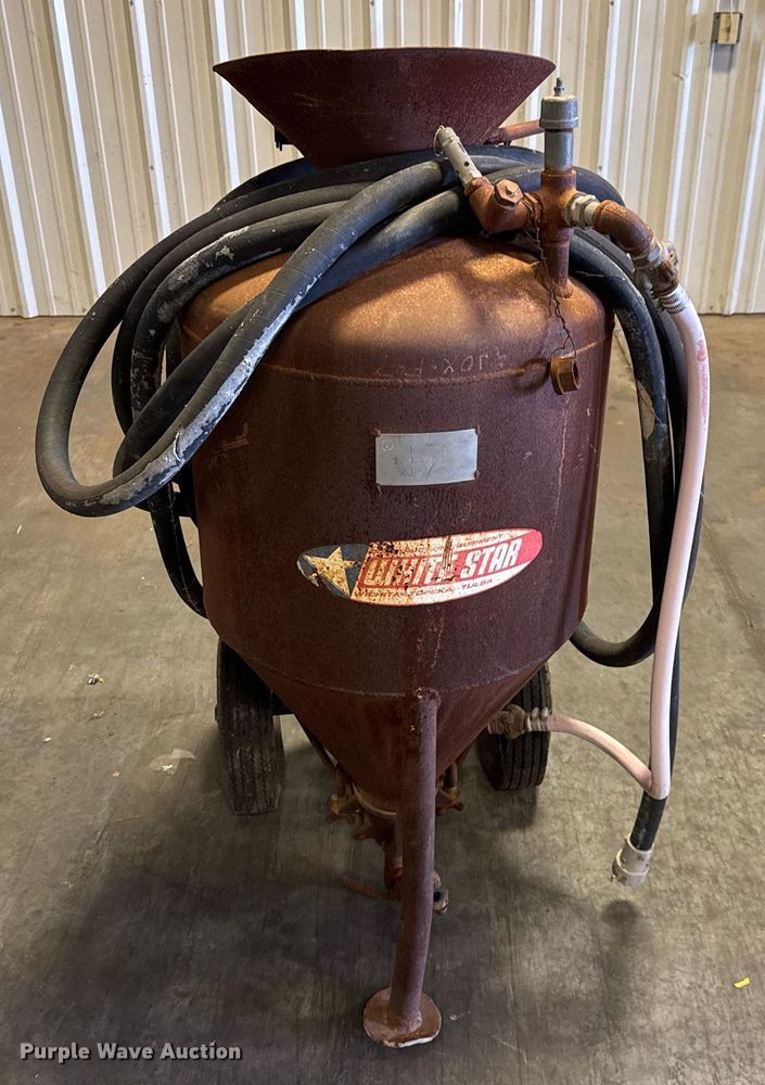 image for item EM8021 Sand blast pot 