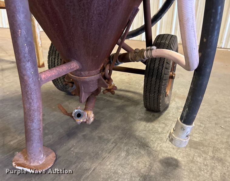 image for item EM8021 Sand blast pot 