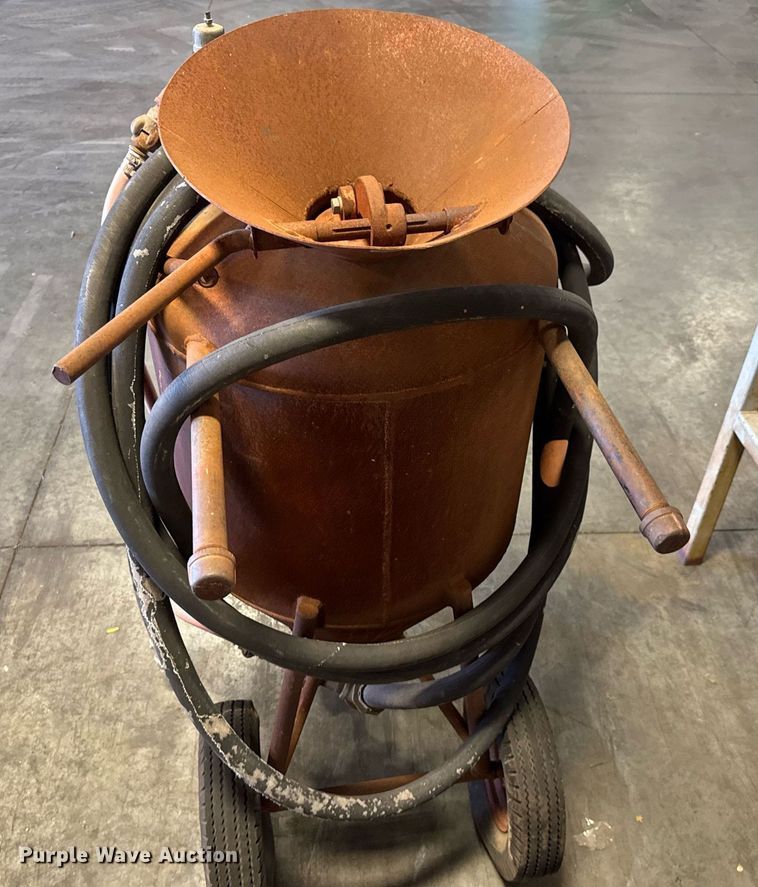 image for item EM8021 Sand blast pot 