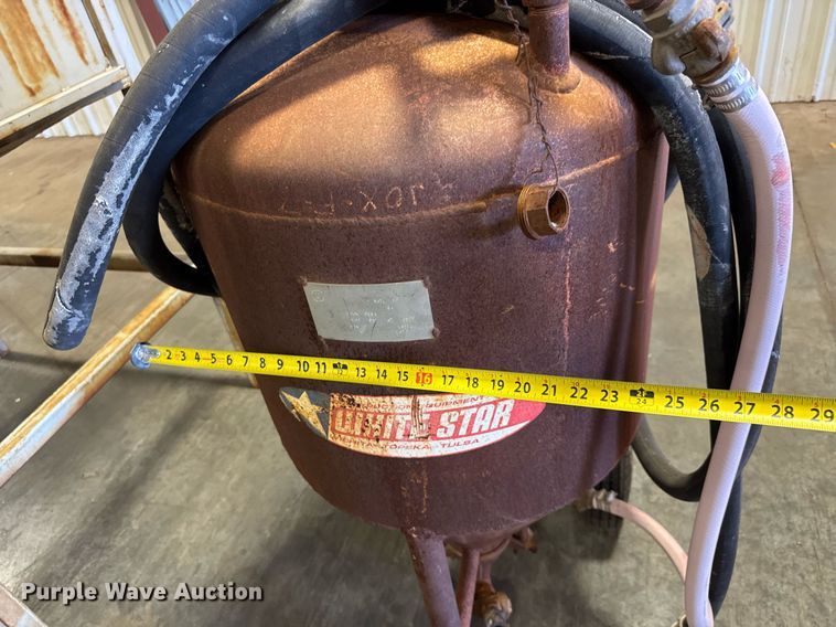 image for item EM8021 Sand blast pot 