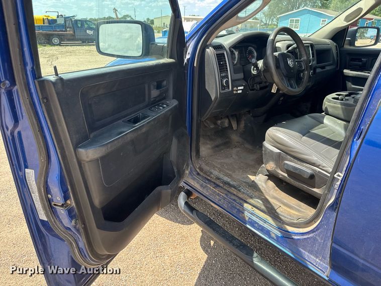 image for item EM8026 2015 Dodge Ram 2500 Crew Cab flatbed pickup truck