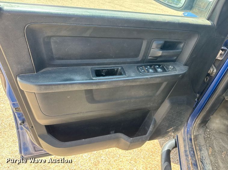 image for item EM8026 2015 Dodge Ram 2500 Crew Cab flatbed pickup truck