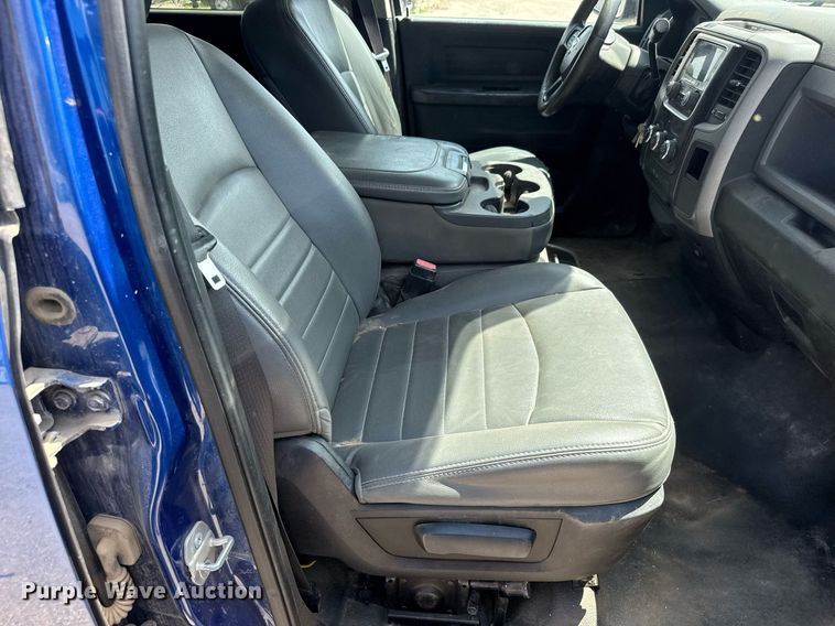 image for item EM8026 2015 Dodge Ram 2500 Crew Cab flatbed pickup truck