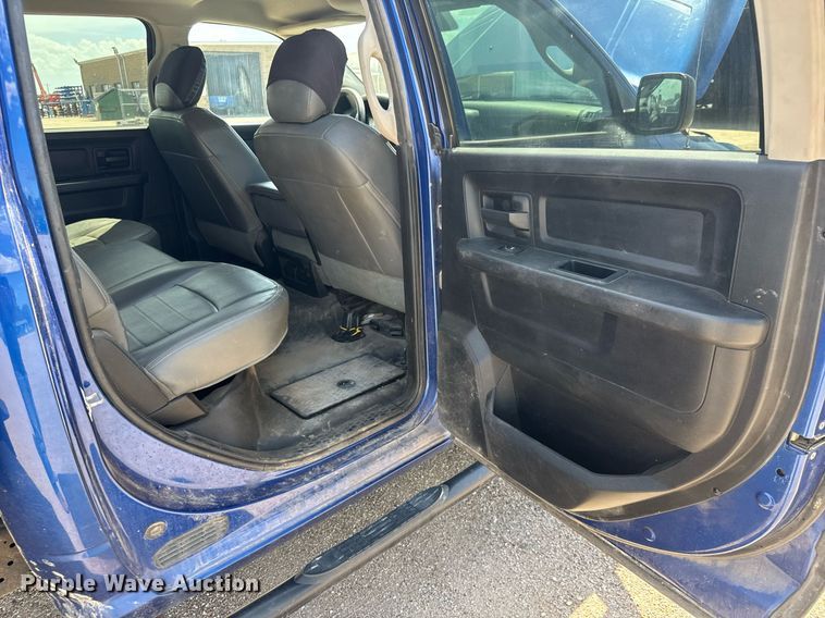 image for item EM8026 2015 Dodge Ram 2500 Crew Cab flatbed pickup truck