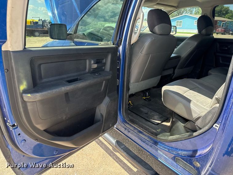 image for item EM8026 2015 Dodge Ram 2500 Crew Cab flatbed pickup truck