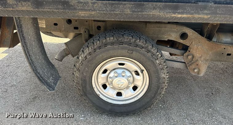 image for item EM8026 2015 Dodge Ram 2500 Crew Cab flatbed pickup truck