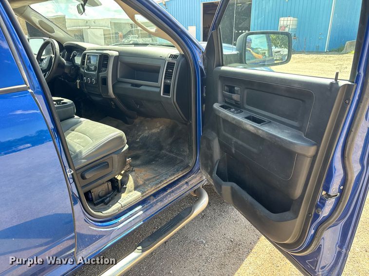 image for item EM8027 2015 Dodge Ram 2500 Crew Cab flatbed pickup truck