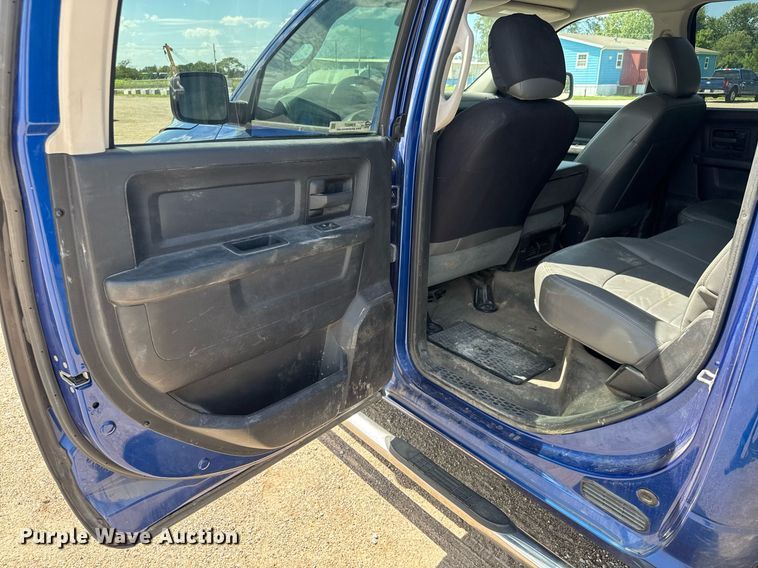 image for item EM8027 2015 Dodge Ram 2500 Crew Cab flatbed pickup truck