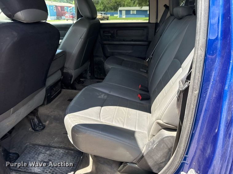 image for item EM8027 2015 Dodge Ram 2500 Crew Cab flatbed pickup truck