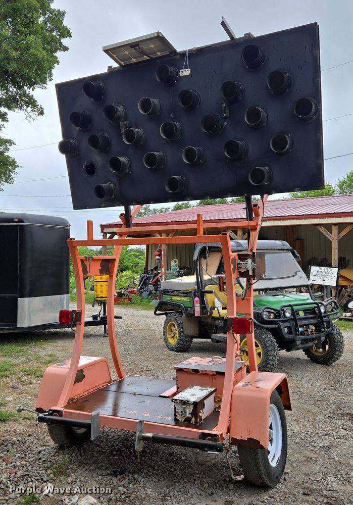 image for item EN8277 Arrow board trailer