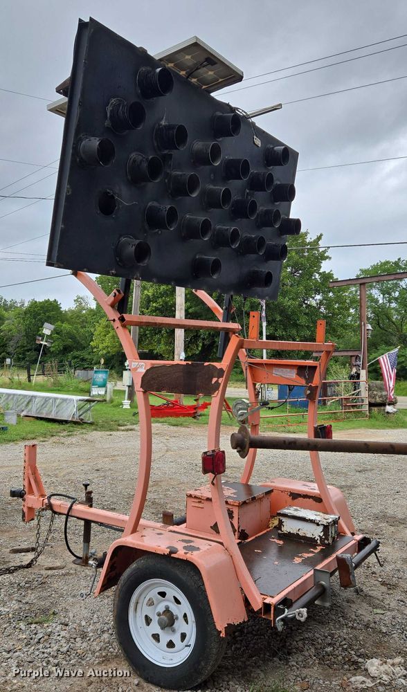 image for item EN8277 Arrow board trailer