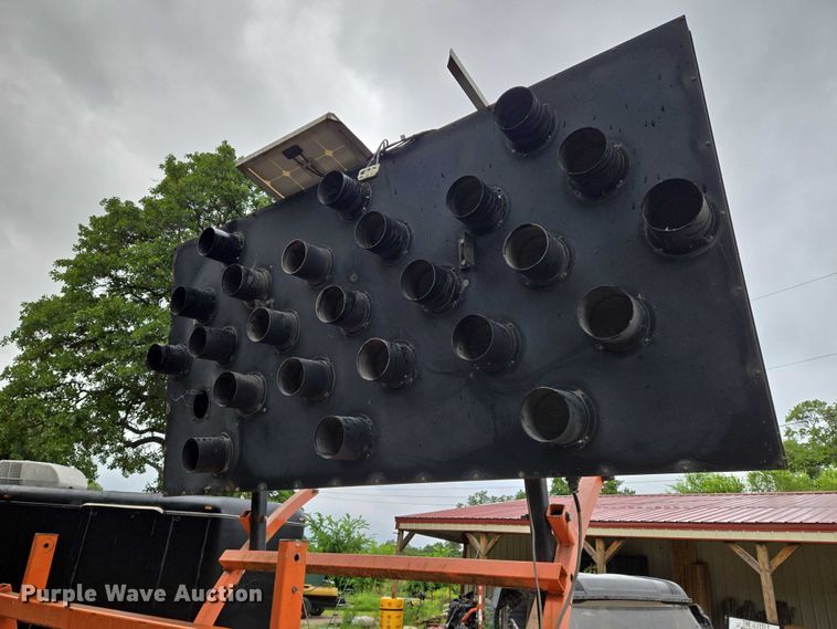 image for item EN8277 Arrow board trailer