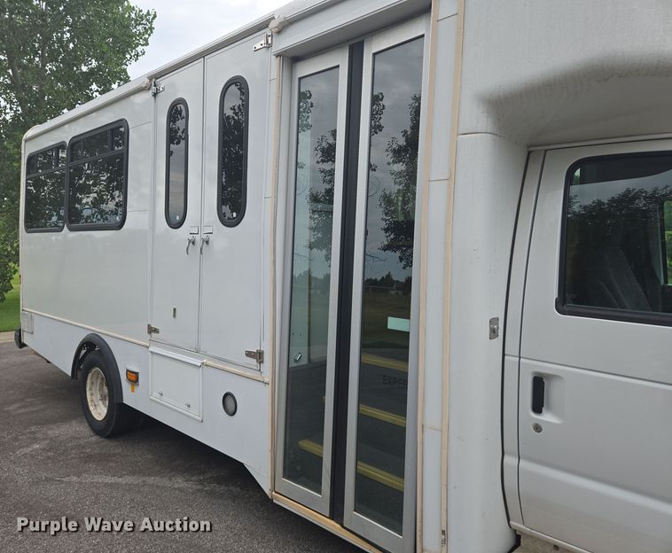 image for item EN8303 2011 Ford E450 RV