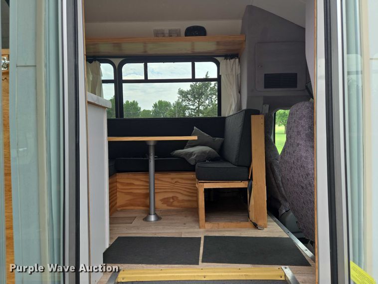 image for item EN8303 2011 Ford E450 RV