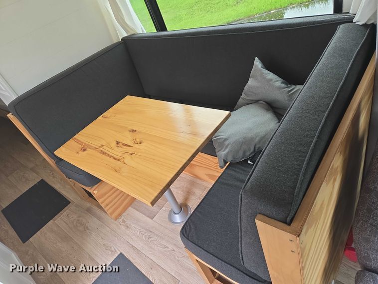 image for item EN8303 2011 Ford E450 RV