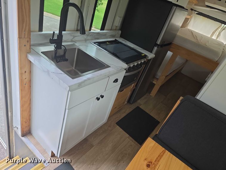 image for item EN8303 2011 Ford E450 RV