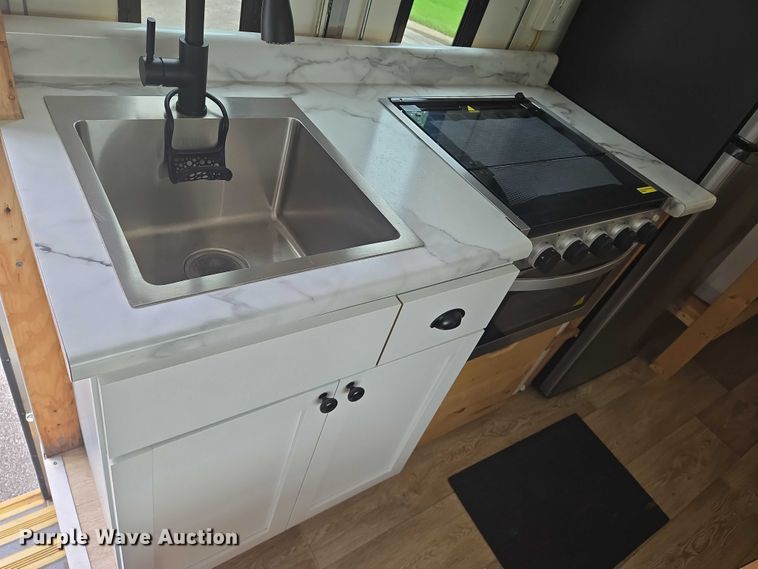 image for item EN8303 2011 Ford E450 RV