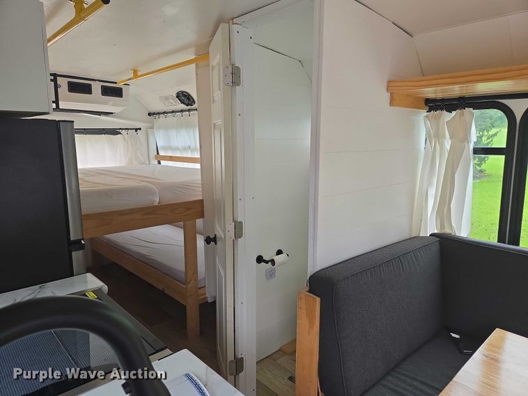 image for item EN8303 2011 Ford E450 RV