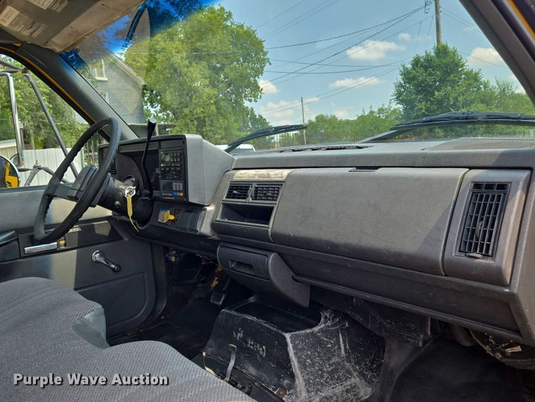 image for item EN8344 1999 GMC C7 flatbed truck