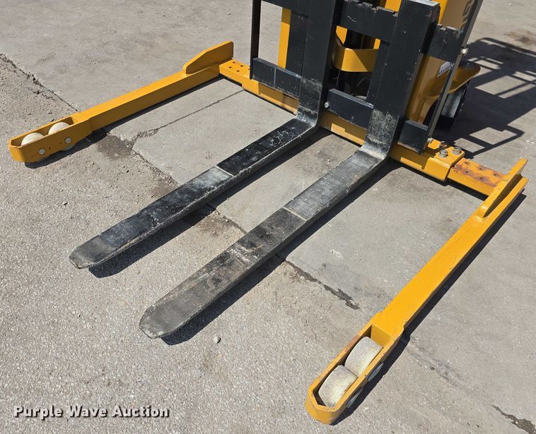 image for item EO1598 Big Joe M-22-16 pallet jack