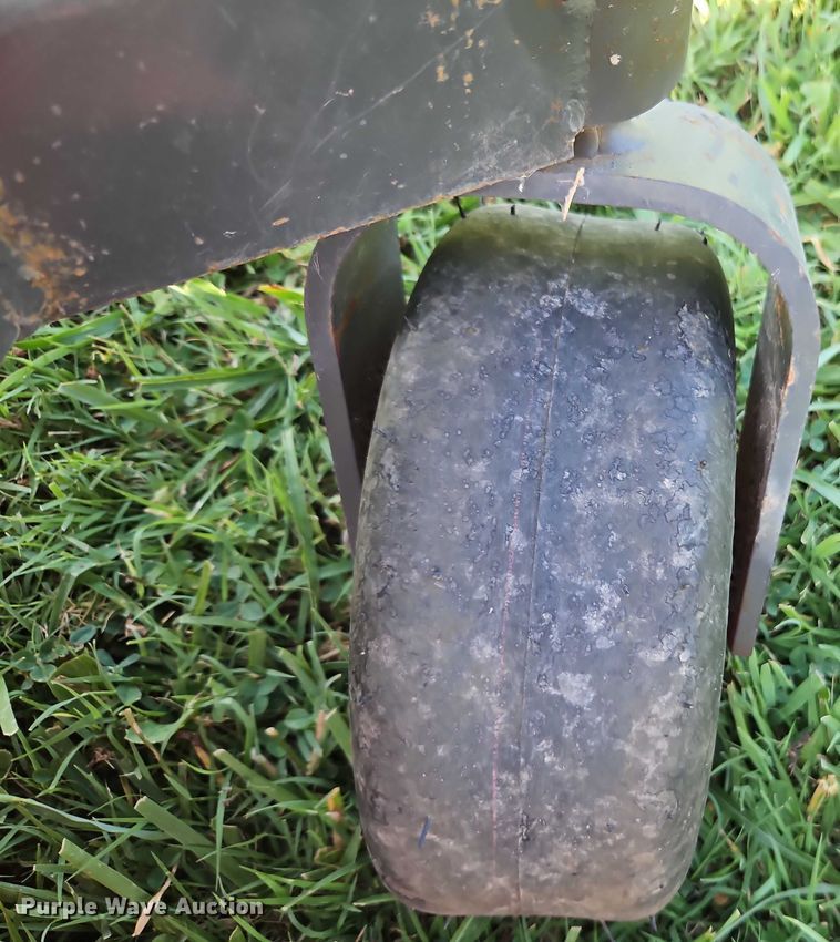 image for item EO4571 Kubota ZD221 lawn mower