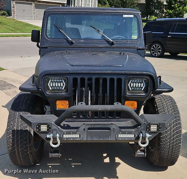 image for item EO4608 1994 Jeep Wrangler S SUV