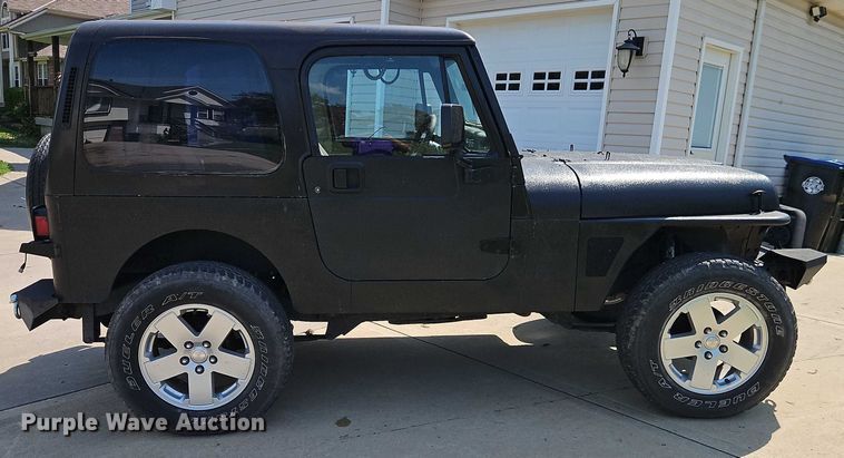 image for item EO4608 1994 Jeep Wrangler S SUV