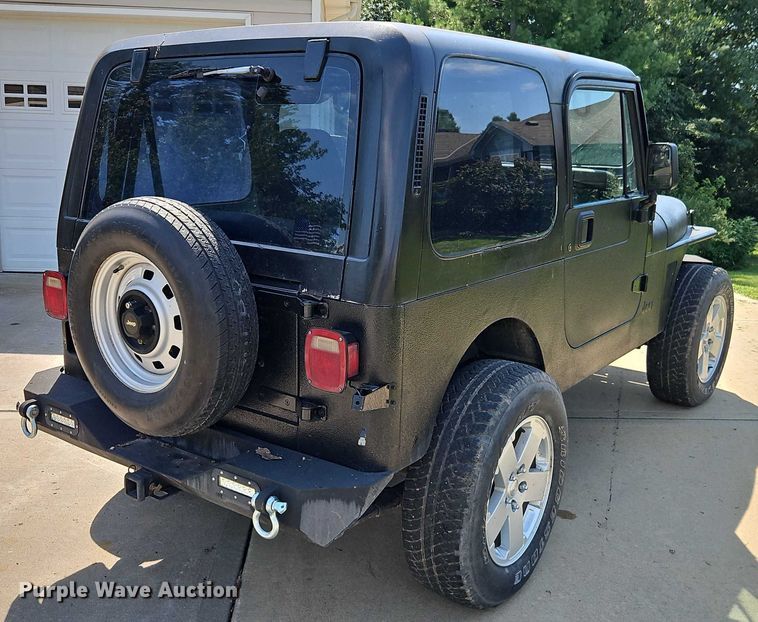 image for item EO4608 1994 Jeep Wrangler S SUV