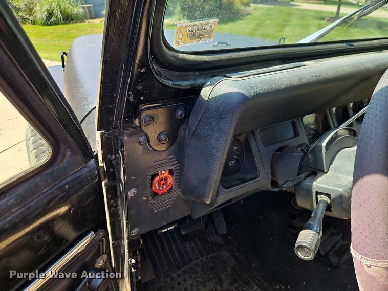 image for item EO4608 1994 Jeep Wrangler S SUV