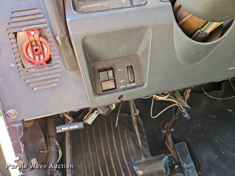 image for item EO4608 1994 Jeep Wrangler S SUV