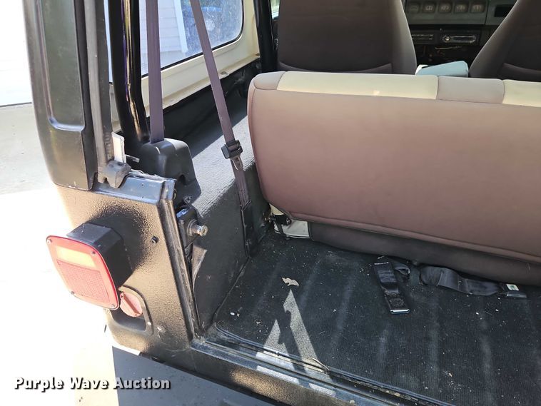 image for item EO4608 1994 Jeep Wrangler S SUV