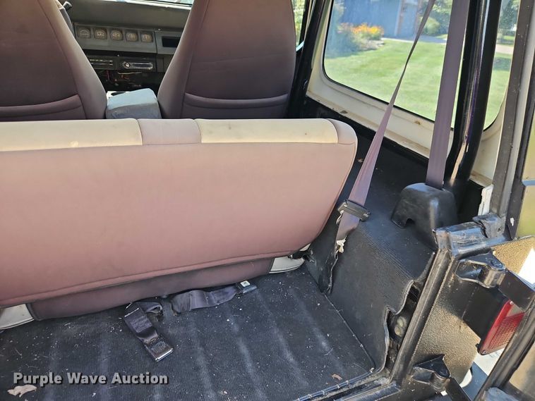 image for item EO4608 1994 Jeep Wrangler S SUV