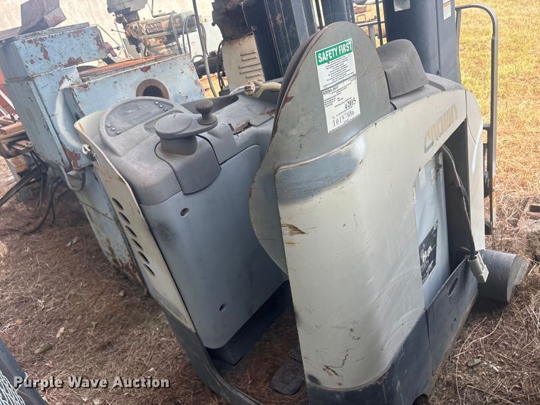 image for item ET7002 Crown RR 5200 Series order picker