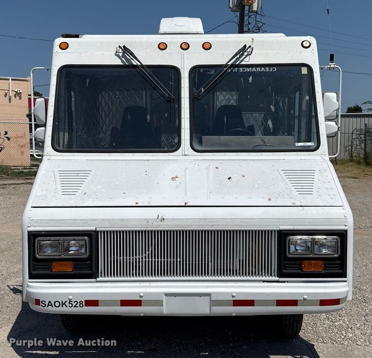 image for item EU2061 2000 Workhorse 1 Ton Nominal food truck