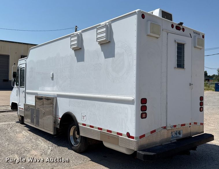 image for item EU2061 2000 Workhorse 1 Ton Nominal food truck