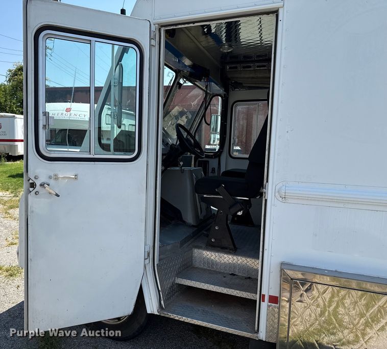 image for item EU2061 2000 Workhorse 1 Ton Nominal food truck