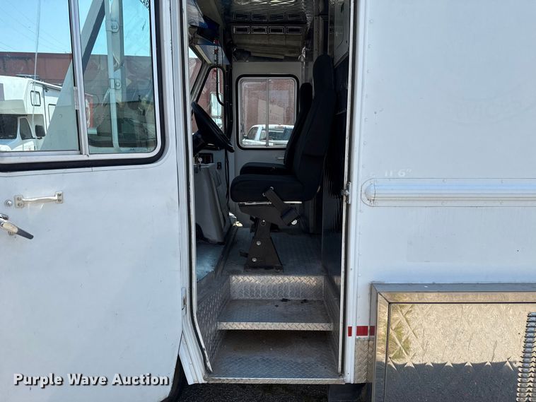 image for item EU2061 2000 Workhorse 1 Ton Nominal food truck