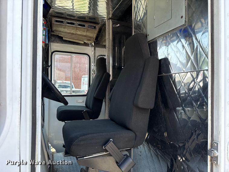 image for item EU2061 2000 Workhorse 1 Ton Nominal food truck