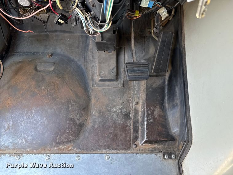 image for item EU2061 2000 Workhorse 1 Ton Nominal food truck